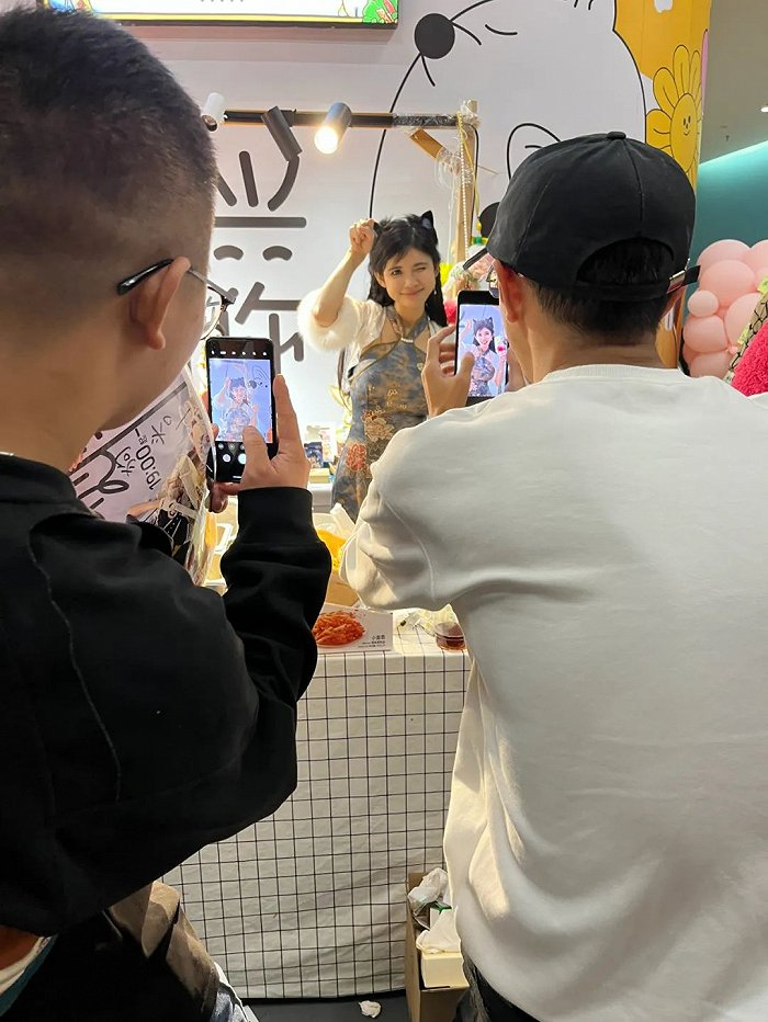 ▲ 狗头萝莉在煎饼摊摆pose。图 / 每日人物摄