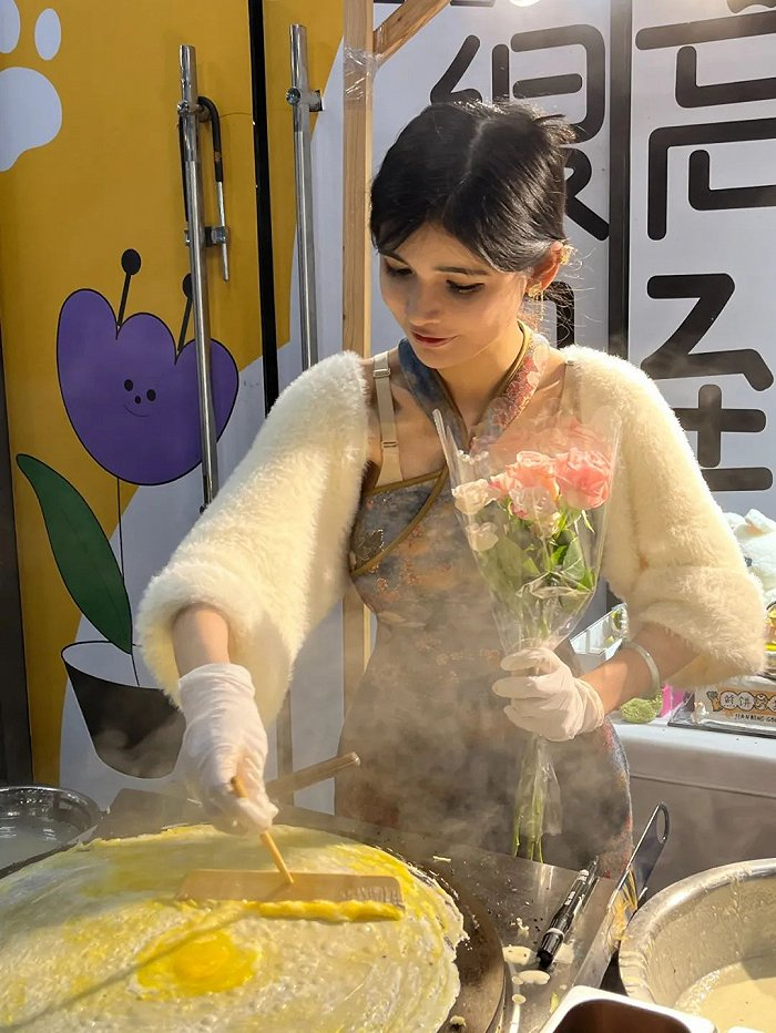 ▲ 狗头萝莉收到一束花，脸上还留有口红印。图 / 每日人物摄