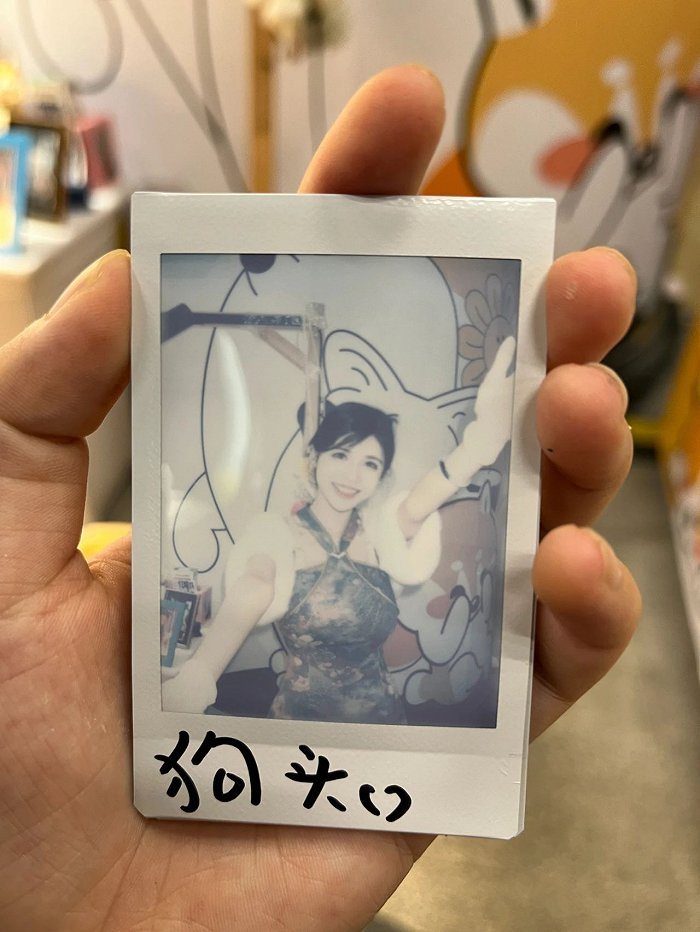 ▲ 狗头萝莉的拍立得照片。图 / 每日人物摄