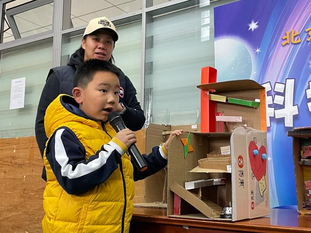怡海小学学生介绍自己制作的连锁反应装置。新京报记者 冯琪 摄