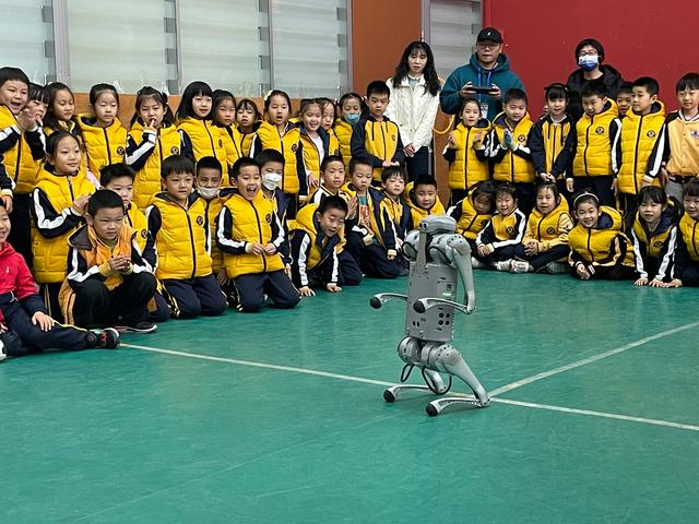 智能机器狗受到孩子们喜爱。新京报记者 冯琪 摄