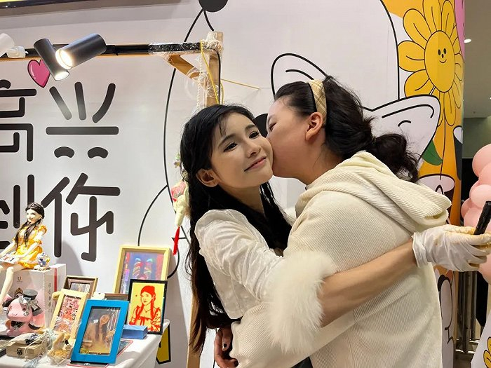 ▲ 狗头萝莉与“老婆”拥抱和亲吻。图 / 每日人物摄