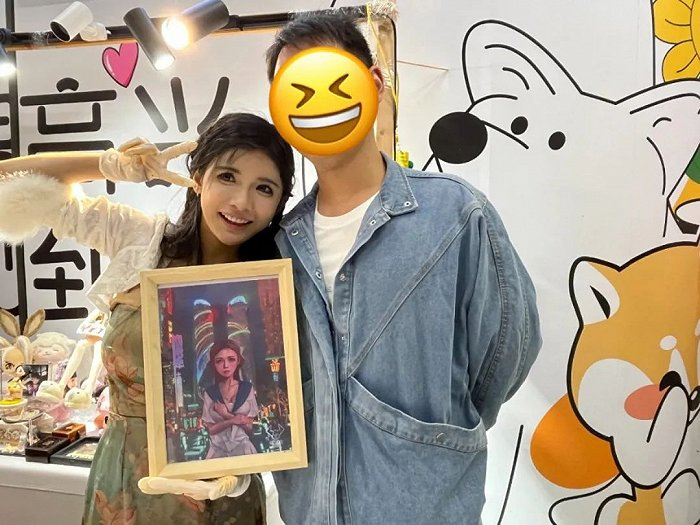 ▲ 狗头萝莉与粉丝合照，相框内是以她为原型的漫画。图 / 每日人物摄
