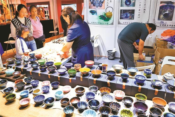 ▲现场展出的台湾产品吸引市民驻足观看。深圳晚报记者 陈玉 摄