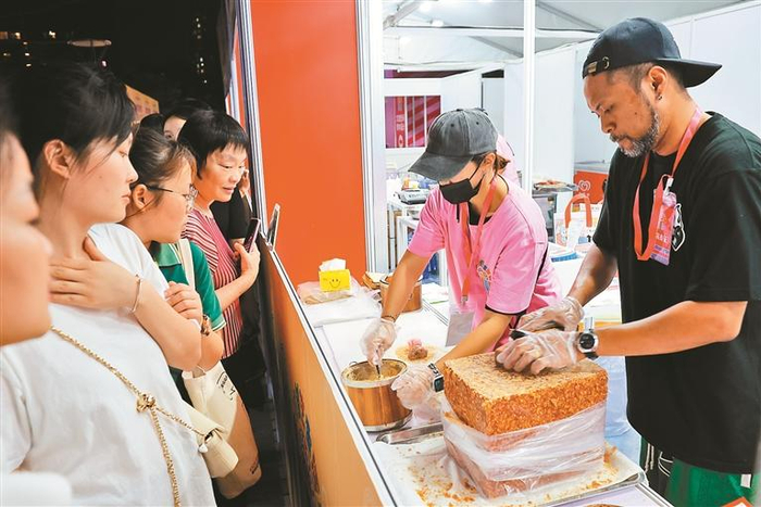 ▲市民围观台湾特色美食。