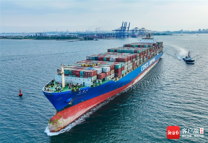 　得益于“内外贸同船”模式，一艘货轮满载从新加坡进口的货物，经洋浦中转后，运往广西钦州港。海南日报记者陈元才 摄