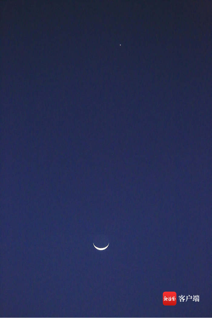 　　11月10日凌晨，三亚天空上呈现“金星伴月”的天象奇观。通讯员 黄庆优 摄