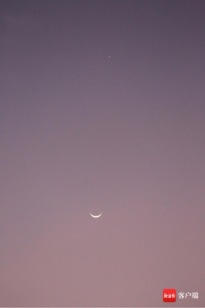 　　11月10日凌晨，三亚天空上呈现“金星伴月”的天象奇观。通讯员 黄庆优 摄