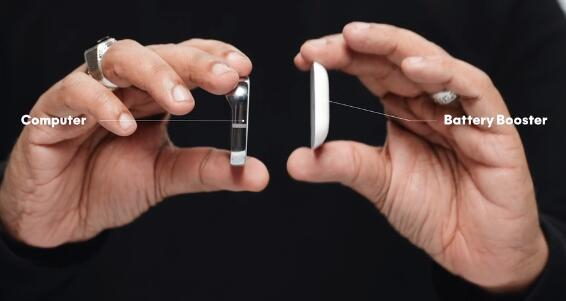 左边：方形设备，右边：可通过磁性吸附在衣服或其他表面的电池组