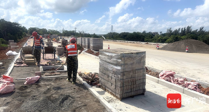 在文昌铺前中心渔港片区配套路网项目现场工人忙着施工。记者 汪承贤 摄