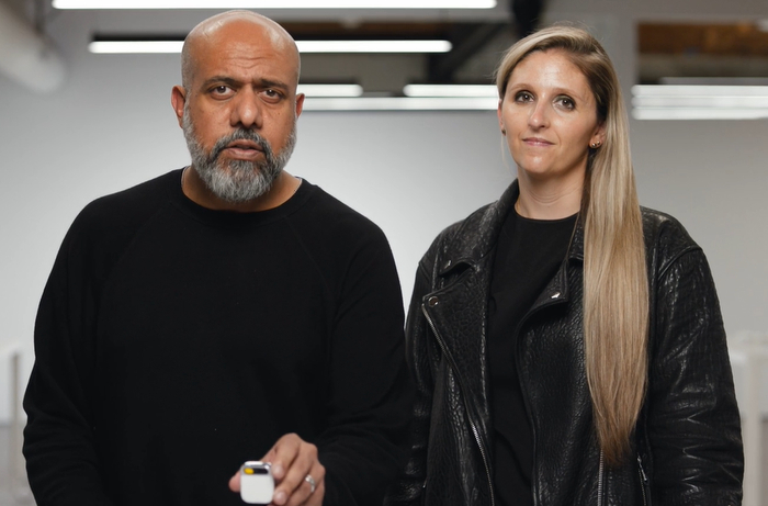 苹果前软件工程总监 Bethany Bongiorno （右）和设计师 Imran Chaudhri （左）