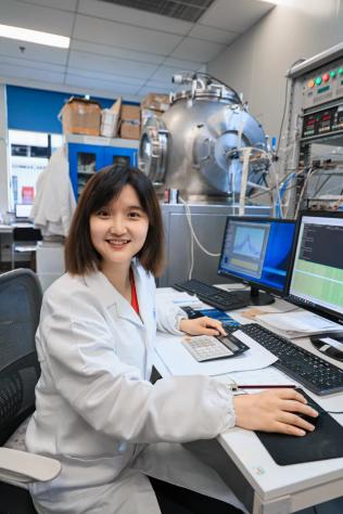 2023年,勾茜在重庆大学实验室,背后是自研的微波光谱仪