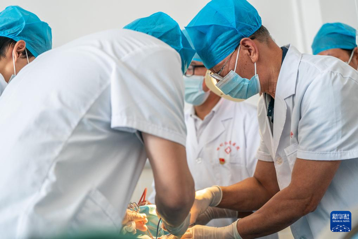 在畹町仁慈医院，沈坤（右）和同事在给一名病人做手术（10月28日摄）。新华社记者 胡超 摄