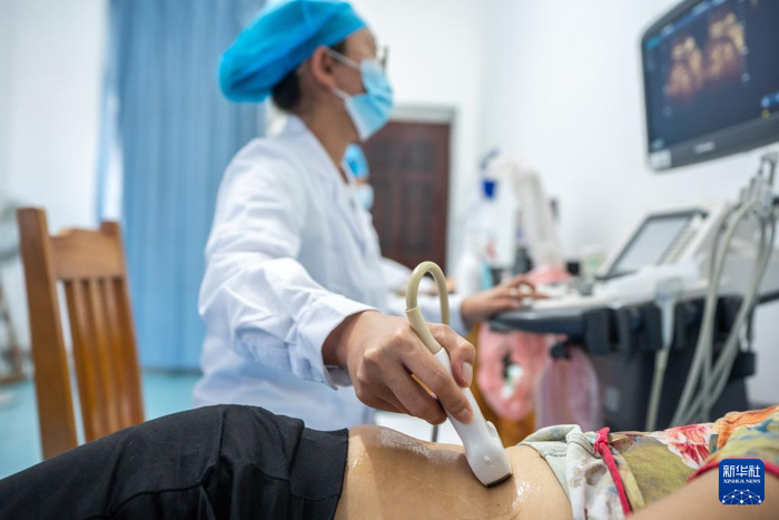 在畹町仁慈医院，医务人员给病人做B超检查（10月29日摄）。新华社记者 胡超 摄