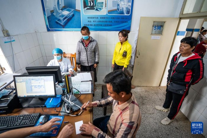 病人在畹町仁慈医院就诊（10月29日摄）。新华社记者 胡超 摄