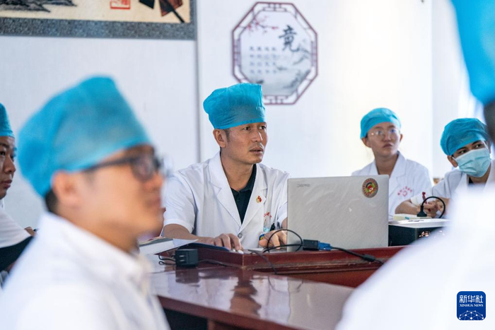 在畹町仁慈医院，医务人员在探讨治疗方案（10月29日摄）。新华社记者 胡超 摄