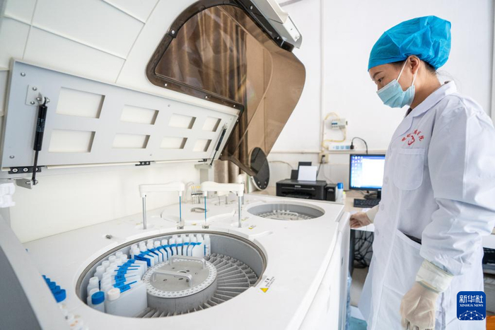 在畹町仁慈医院，检验科的医护人员在操作化学分析仪（10月29日摄）。新华社记者 胡超 摄