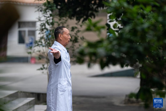 在畹町仁慈医院，沈坤在锻炼身体（10月29日摄）。新华社记者 胡超 摄