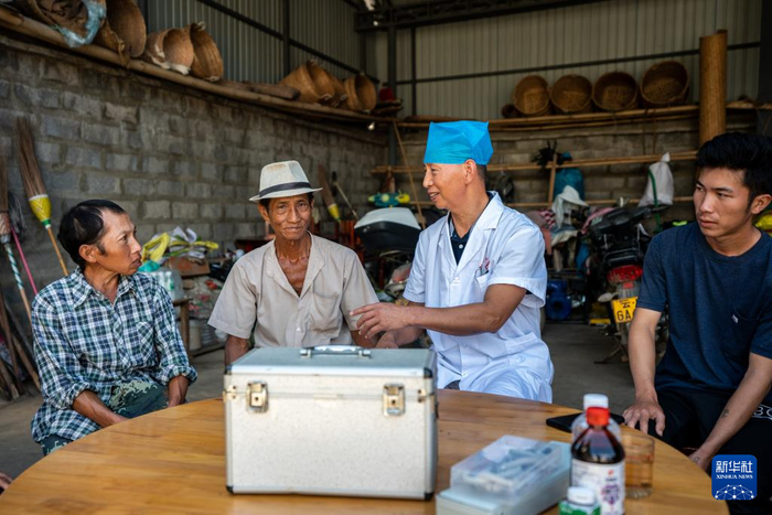 在瑞丽市畹町镇混板村委会弄片村民小组，沈坤（右二）在村民家做家访（10月28日摄）。新华社记者 胡超 摄