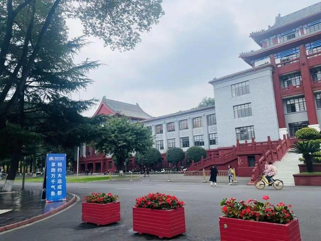 ▲（成都马拉松设计路线跑进了四川大学。图源/市界）