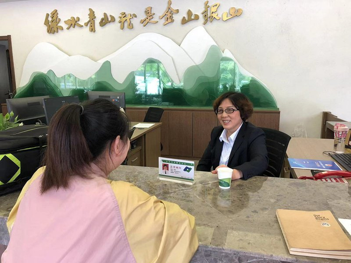 李芳为村民提供法律服务。受访者供图