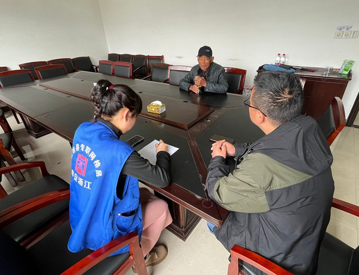 余村专职网格员通过走访收集矛盾纠纷线索。安吉县委宣传部供图