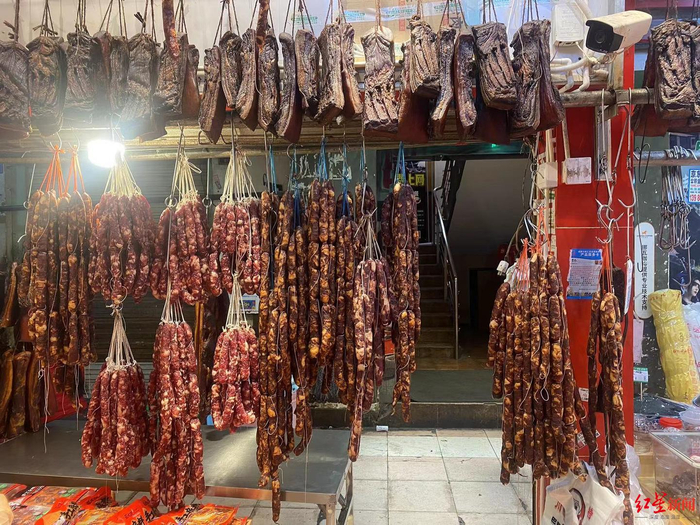 ▲成都新开寺街一家店面挂出成串的香肠腊肉