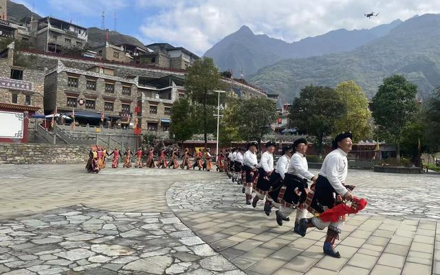 舞蹈“博巴森根”。新京报记者 熊丽欣 摄