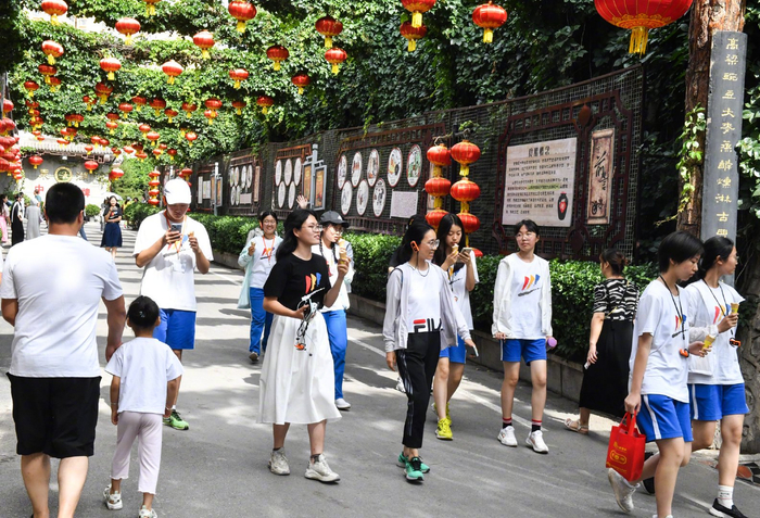 来自北京的中学生们在山西太原东湖醋园参观。新华社发