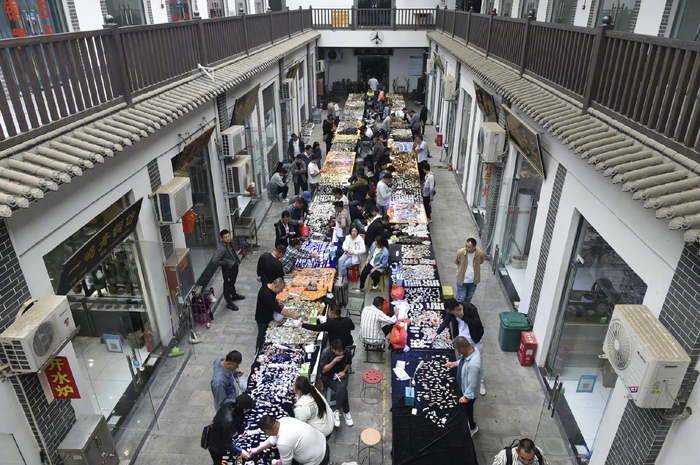 河南禹州市神垕钧瓷工业文化园古玩市场。新华社发