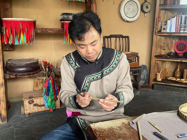 赵昆正在制作羌笛。新京报记者 熊丽欣 摄