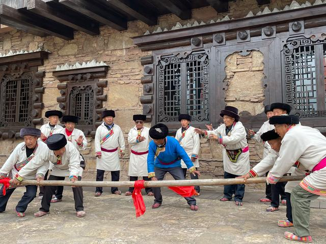 羌族的传统体育比赛“推杆”。新京报记者 熊丽欣 摄