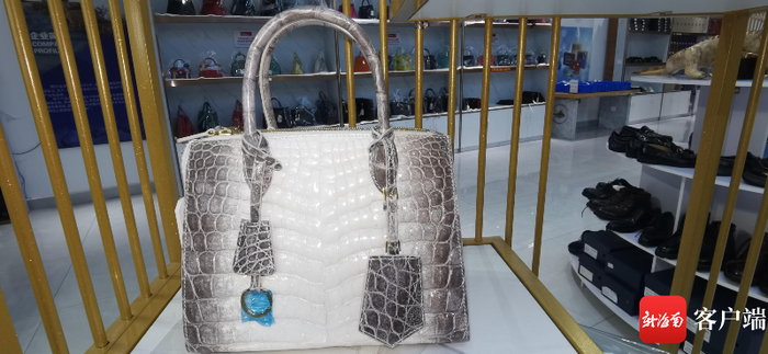 鳄鱼皮制作的皮具。记者 梁振文/摄