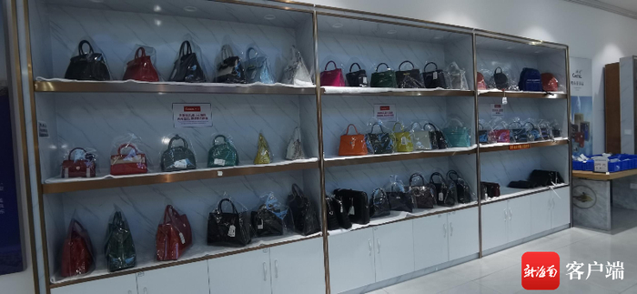 鳄鱼皮制作的皮具。记者 梁振文/摄