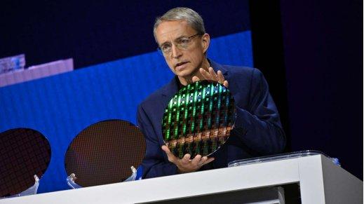 帕特·基辛格在2023英特尔on技术创新大会上展示Intel 18A晶圆