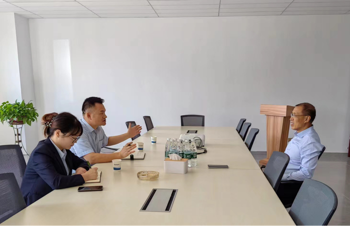 ▲湘潭县“政务小莲管家团”向企业负责人了解情况。