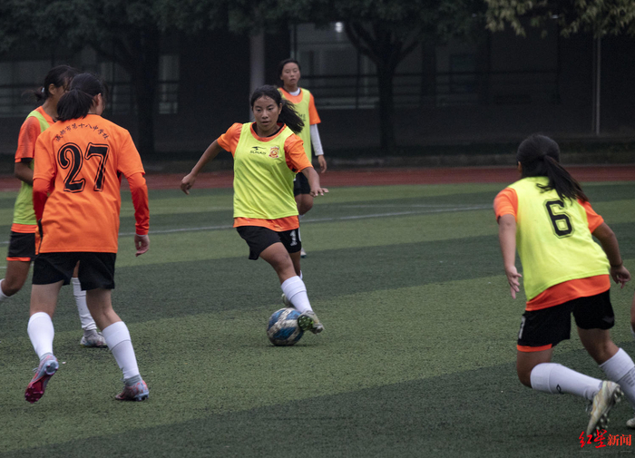 ▲球场上的女孩们