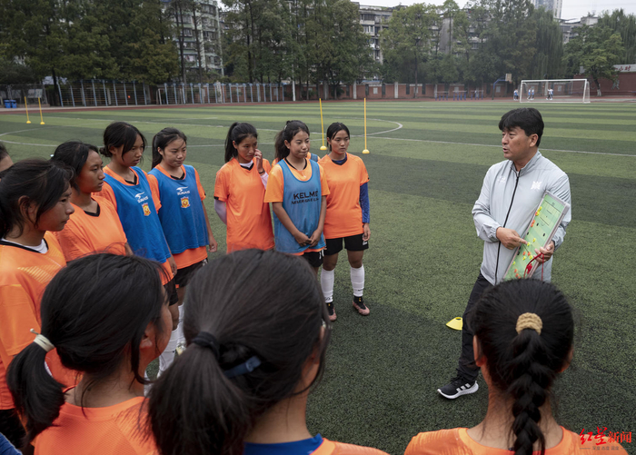 ▲“微光行动”主教练孙建伟正在给队员们讲解战术