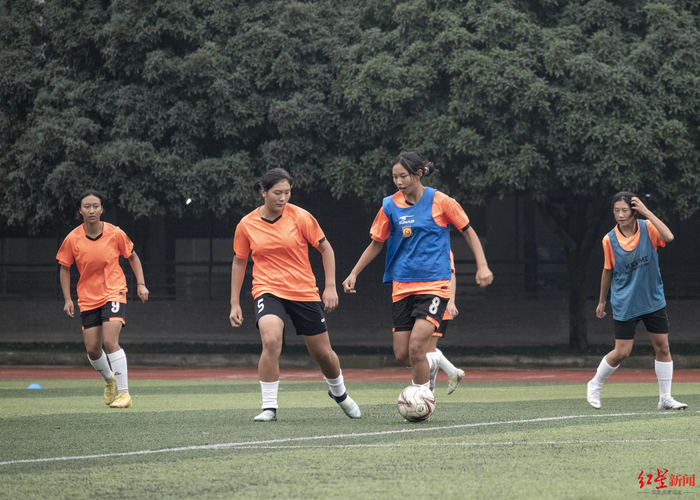 ▲绿茵场上的“微光女孩”们