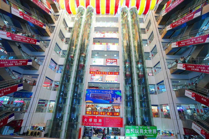 11月13日，来白沟新城国际商城购物的人络绎不绝。