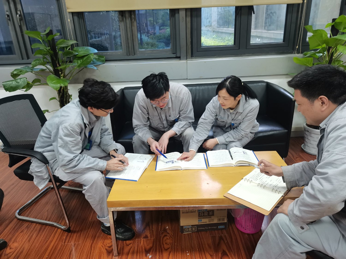 图为信息专业青工学组组员互相交流数字化转型方面知识。冯忆摄