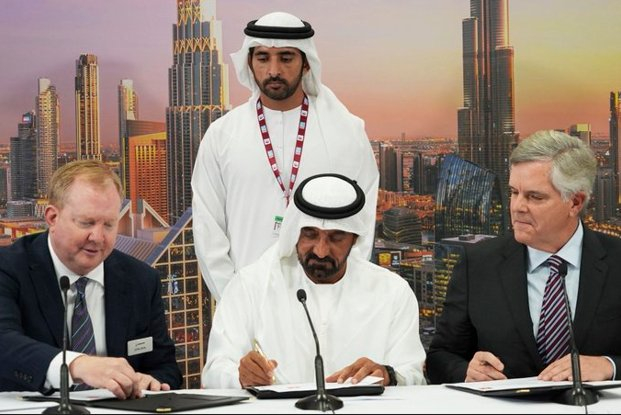 （在阿联酋王储的见证下，波音、阿联酋航空和通用电气的高管签订合同，来源：社交媒体）