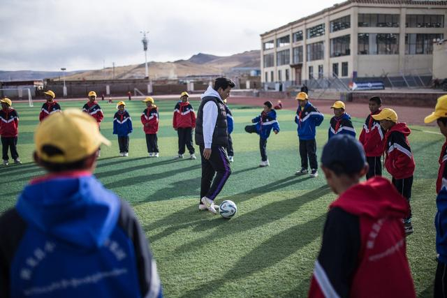 那曲市班戈县中石化小学学生上体育课。单劼 摄