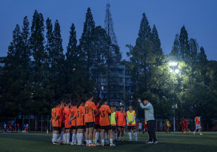 ▲“微光行动”主教练孙建伟正在给队员们讲解战术