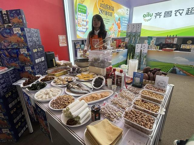 齐鲁农超摆出了丰富的农产品供顾客选择。新京报记者 揭明玥 摄