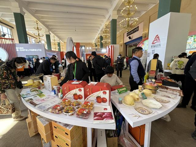 硕大的梨子，让不少市民很好奇。新京报记者 揭明玥 摄