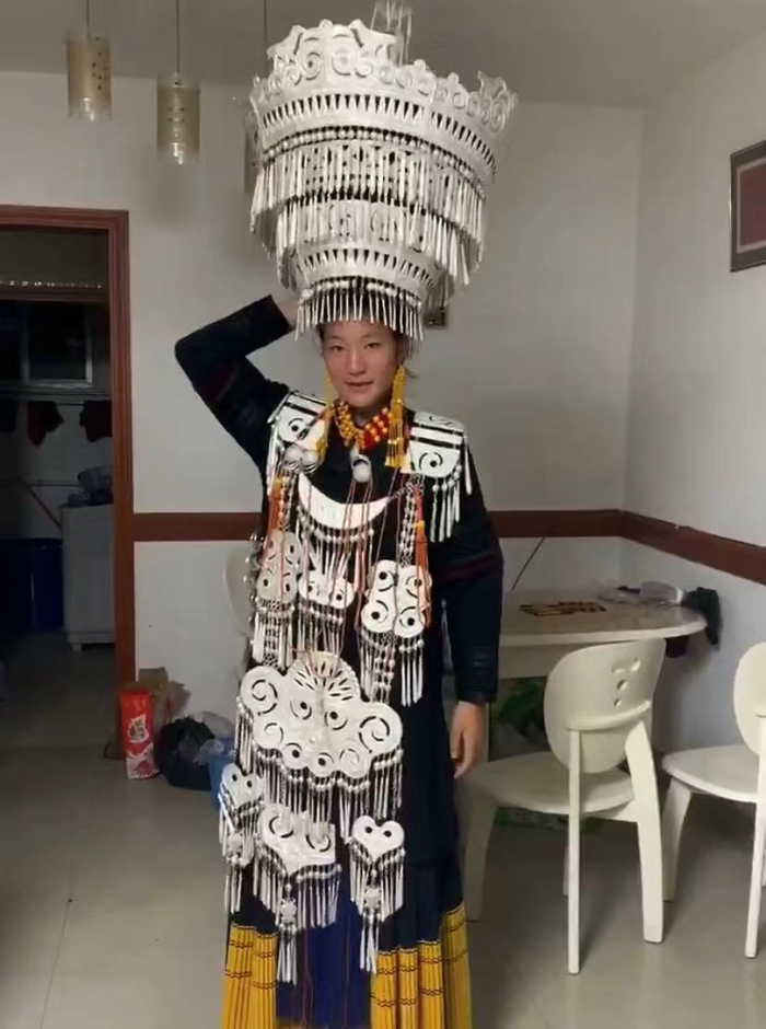 ▲穿着民族服装的吉力么紫合