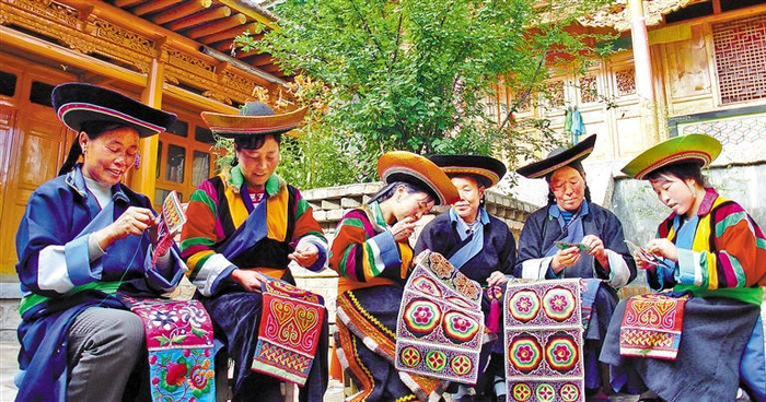 　　海东市互助土族自治县乡村里，绣娘们在赶制绣品。 （青海省海东市委宣传部供图）
