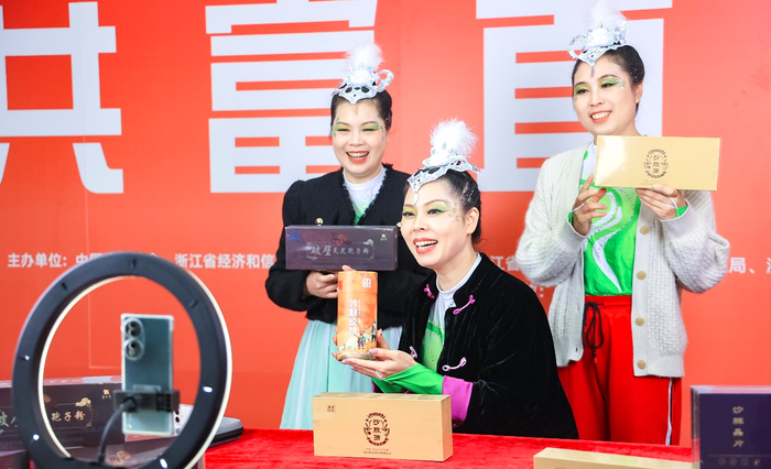主播在浙八味药材城一楼中央广场的“共富直播间”介绍中药材产品。李健摄
