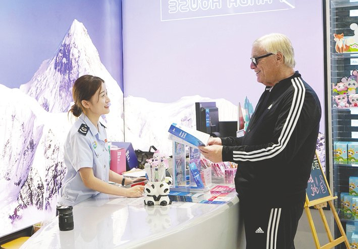 成都大运会期间离境退税服务 国家税务总局成都市税务局供图